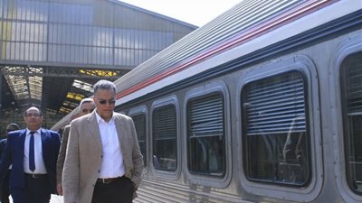 وزير النقل يتابع انتظام جداول التشغيل لمترو الأنفاق ومحطة مصر