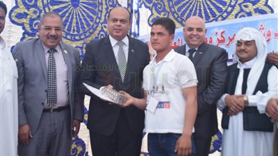 «أبوزيد» يكرم طلاب المركز الثانى على مستوى الجمهورية فى «براءة الاختراع»