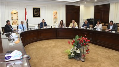 وزير الإسكان يطالب بسرعة تشغيل مدارس الحي السكني بالعاصمة الإدارية الجديدة 