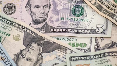 العملة الأمريكية مستقرة في البنوك اليوم الأحد 8-7-2018