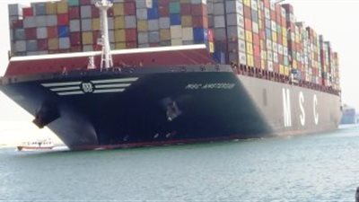 مميش: عبور 48 سفينة بحمولة 3.2 مليون طن قناة السويس