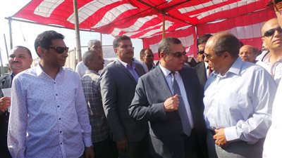 صور .. وزير الزراعة يفتتح موسم جنى القطن فى الفيوم