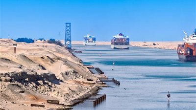 عبور 35 سفينة المجرى الملاحي لـ«قناة السويس» بحمولات 2.3 مليون طن