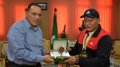 «محافظ الشرقية» يُكرم بطل العالم لـ«الكيك بوكسينج»  بميدالية تذكارية