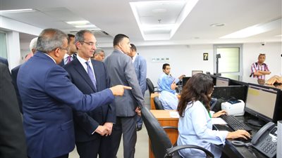 وزير الاتصالات يفتتح مركز الخدمات البريدية بمطار القاهرة