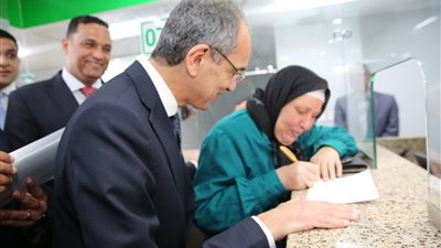 صور... اهالي مركز طلخا بالدقهلية يستقبلون وزير الاتصالات بالزغاريد