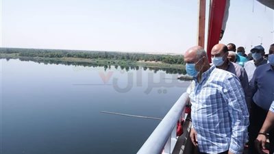 صور.. وزير النقل يتابع أعمال تنفيذ 3 محاور على النيل بمحافظة أسوان